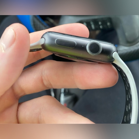 Apple I-Watch 3rd Generation - Picture 3 of 4